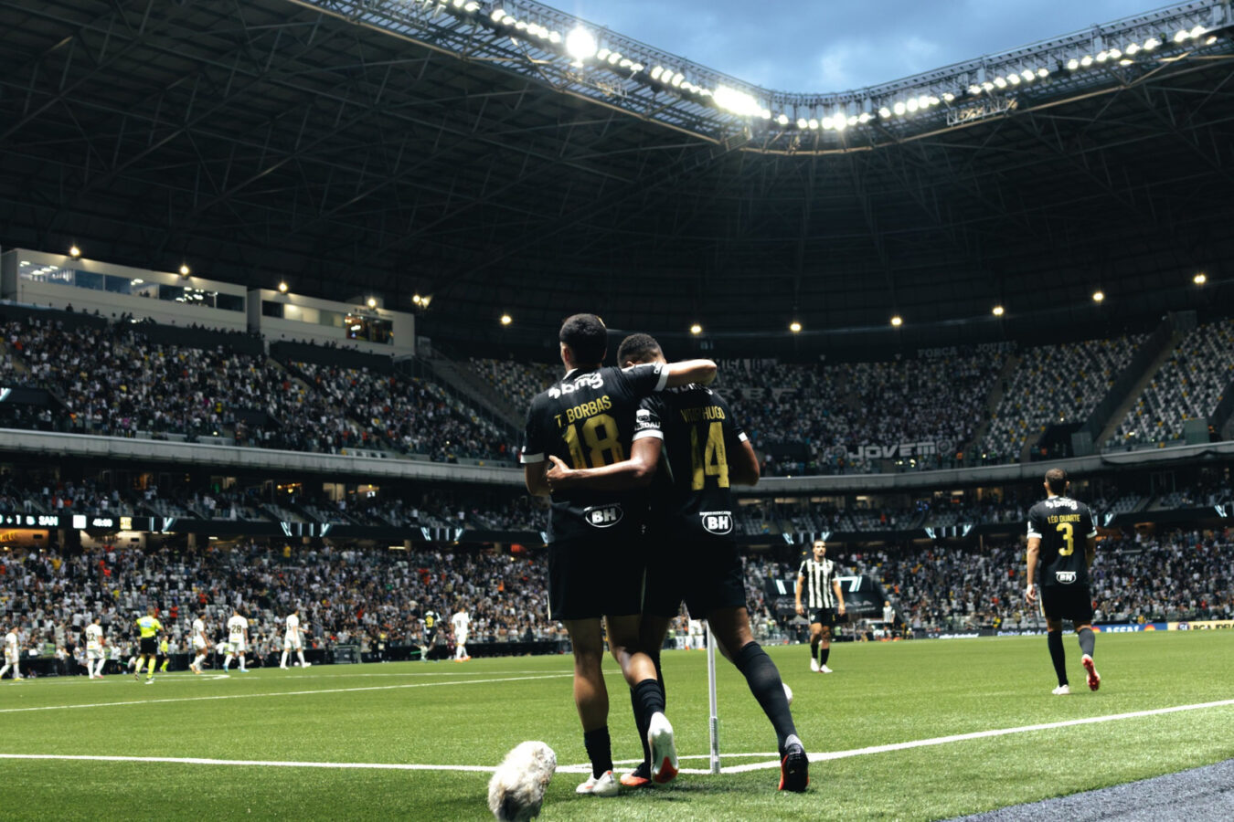 Atlético-MG reage e vira para vencer o Santos na Arena MRV