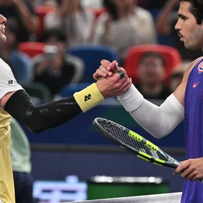 Bergs elimina Alcaraz em Xangai e garante Zverev como nº1 de 2026