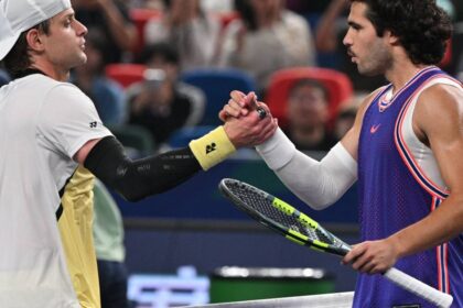 Bergs elimina Alcaraz em Xangai e garante Zverev como nº1 de 2026