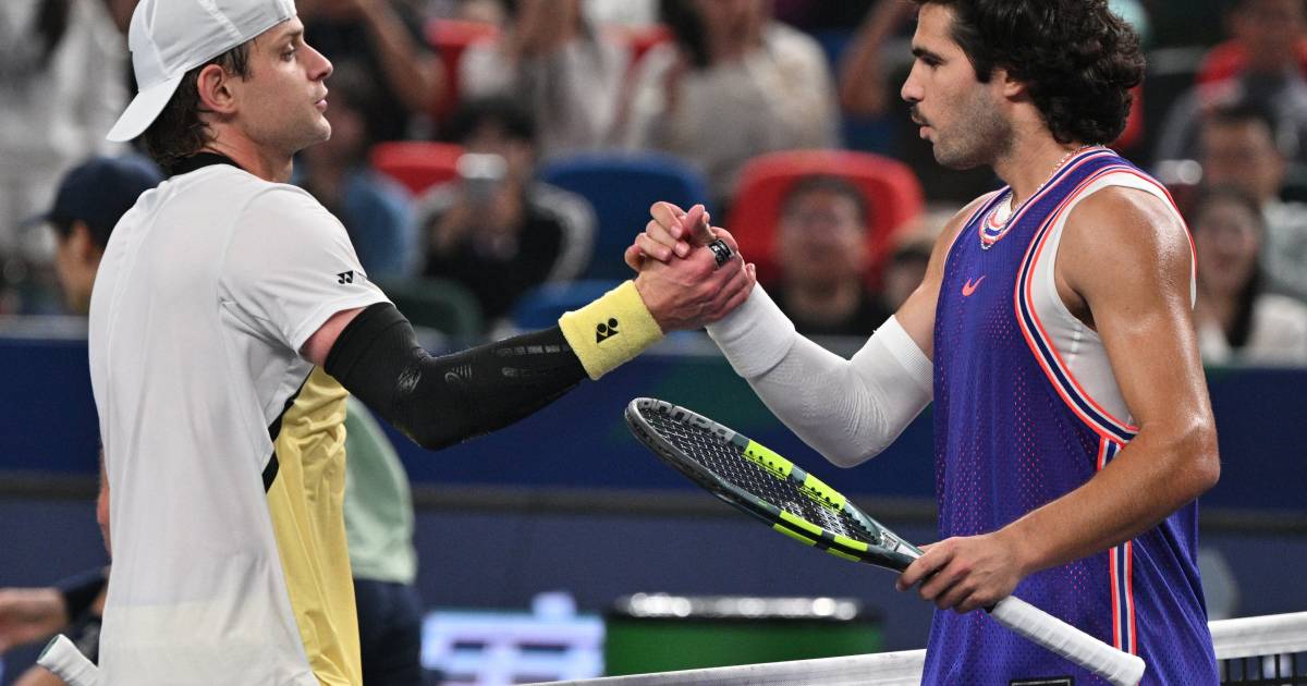 Bergs elimina Alcaraz em Xangai e garante Zverev como nº1 de 2026