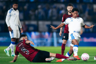 Bragantino atropela Cruzeiro e expõe colapso defensivo da Raposa