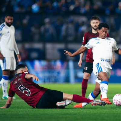 Bragantino atropela Cruzeiro e expõe colapso defensivo da Raposa