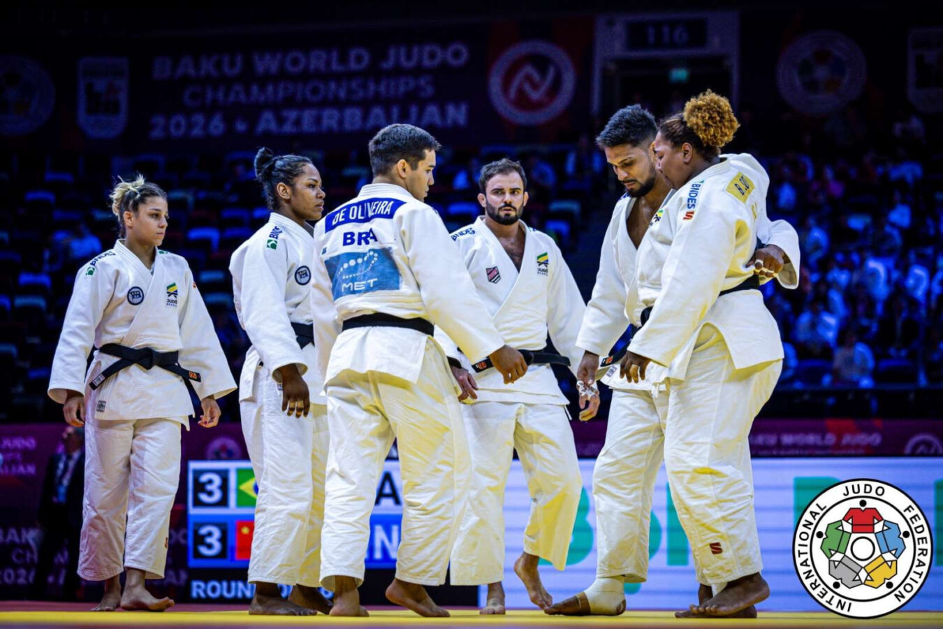 Brasil perde no desempate para a China; Beatriz Souza se lesiona