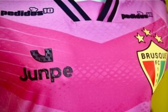Brusque lança camisa rosa e reforça campanha Outubro Rosa