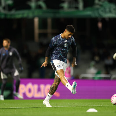 Caito se machuca no 1º minuto e Grêmio fica com 10 por atraso na saída