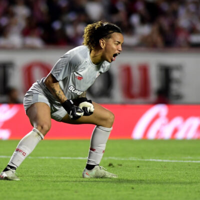 Carlinha salva, defende pênalti e dá título inédito ao São Paulo