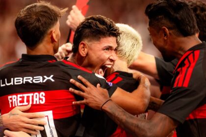Carrascal decide e Flamengo mantém liderança com vitória suada