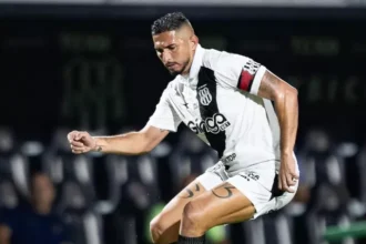 Cartão por reclamação pode suspender Danilo Barcelos para jogo contra o Cuiabá