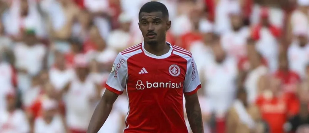 Chapecoense avança por empréstimo do zagueiro Clayton Sampaio