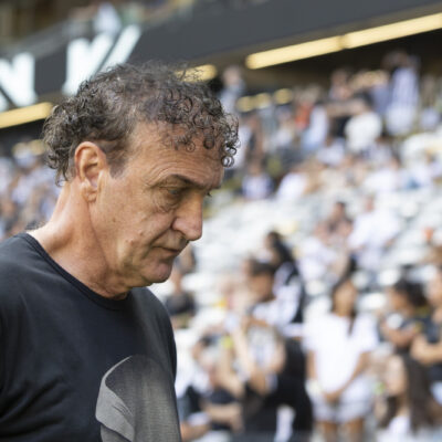 Cuca aponta falhas e cobra reação do Santos após virada nos acréscimos