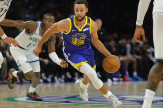 Curry faz 44, conduz Warriors a vitória e iguala recorde de LeBron