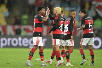 Flamengo tenta evitar desfalques: nove jogadores pendurados