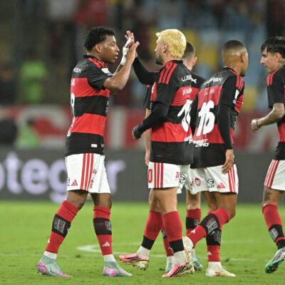 Flamengo tenta evitar desfalques: nove jogadores pendurados
