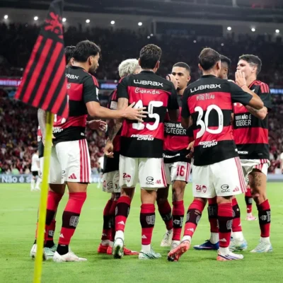 Flamengo vence Atlético-MG e segue favorito ao título do Brasileirão