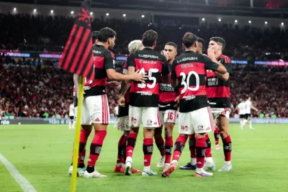 Flamengo vence Atlético-MG e segue favorito ao título do Brasileirão