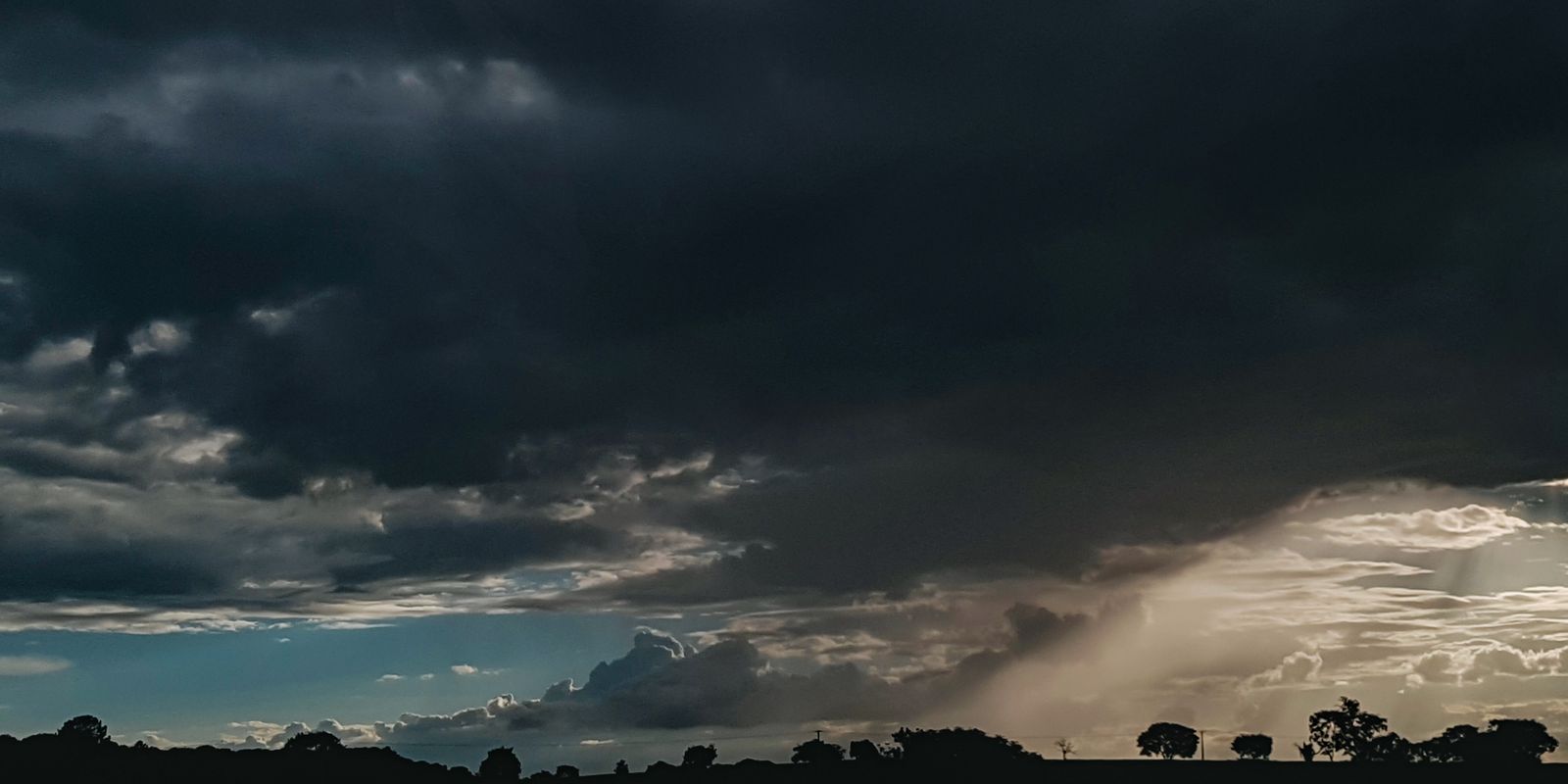 Frente fria traz chuvas fortes a áreas agrícolas e alerta para tempestades