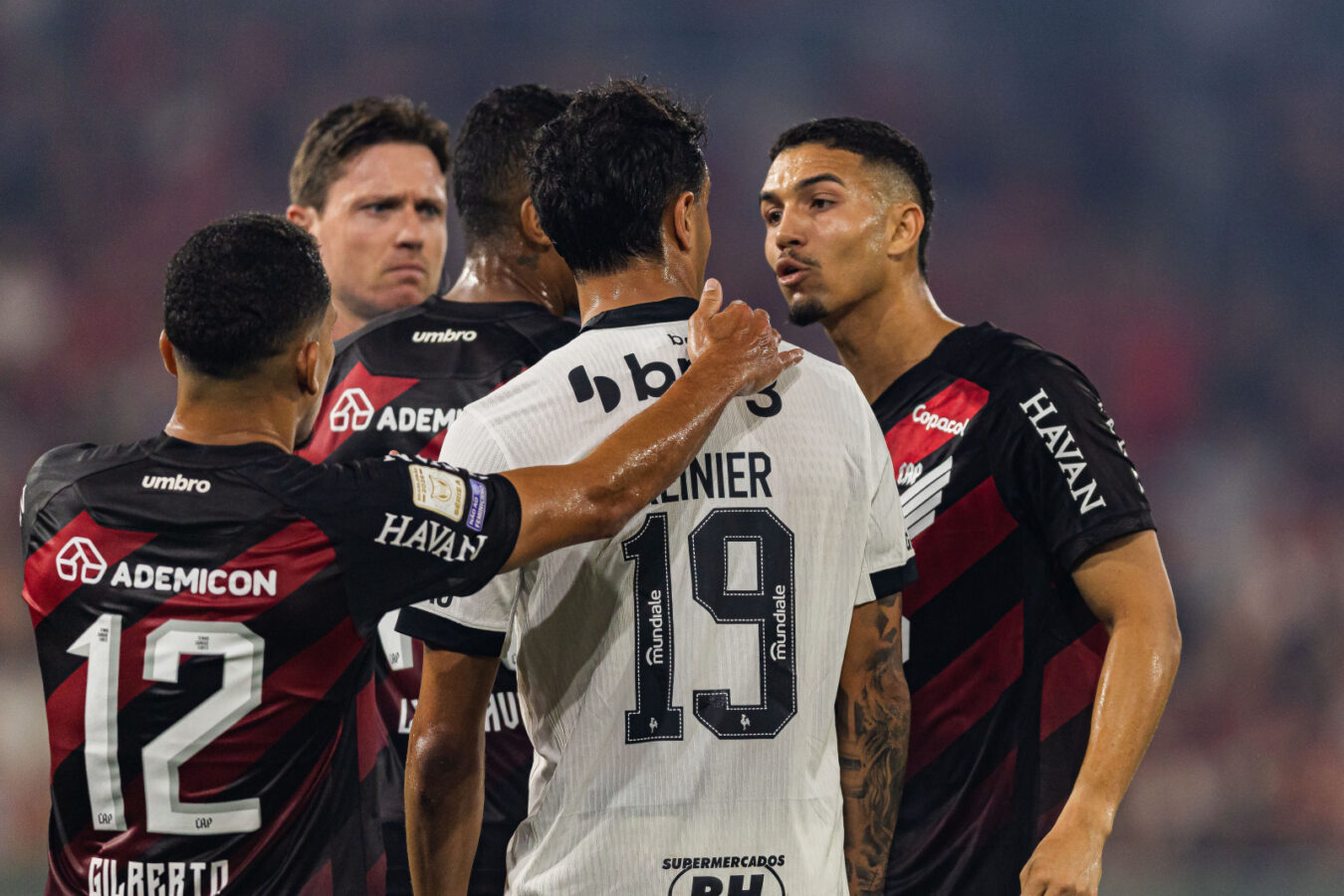Gols nos acréscimos castigam Athletico e custam pontos na Série A