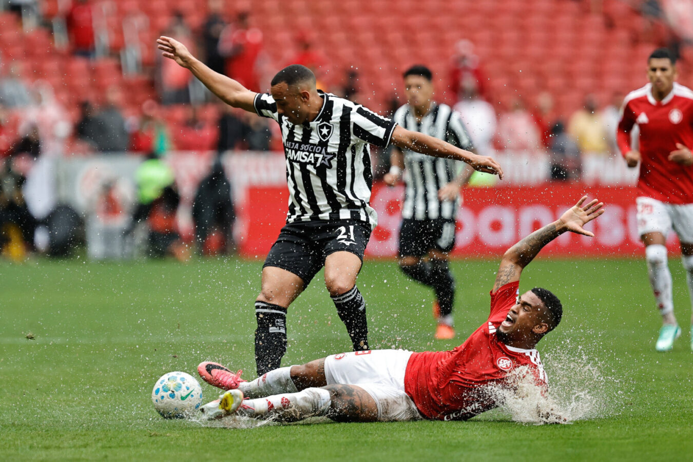 Internacional goleia Botafogo e expõe falhas defensivas no Beira-Rio