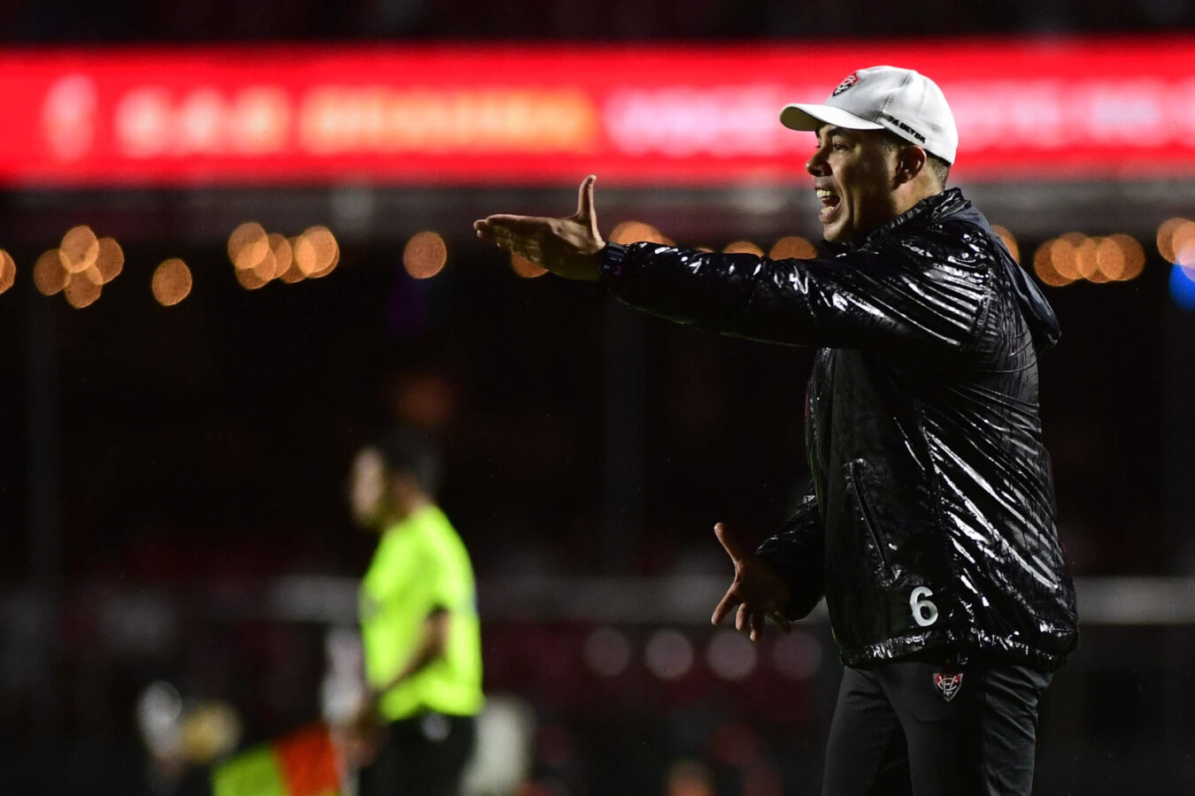 Jair Ventura aciona CBF após arbitragem em derrota do Vitória