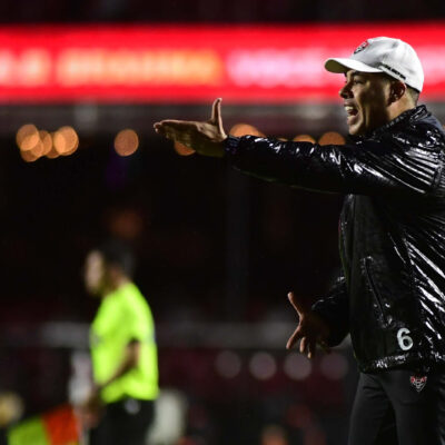 Jair Ventura aciona CBF após arbitragem em derrota do Vitória