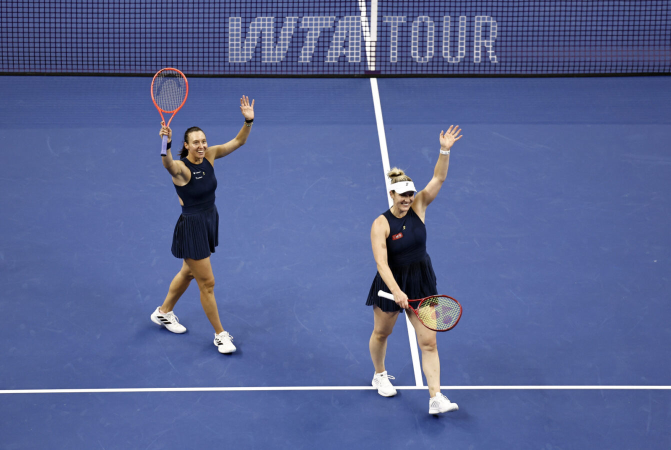 Luisa Stefani e Gabriela Dabrowski estreiam com vitória e avançam às quartas em Tóquio