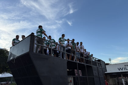 Maringá desfila em trio elétrico com elenco e taça após conquista