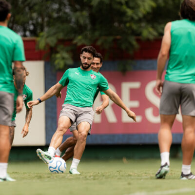 Martinelli treina com bola e acelera recuperação para decisão
