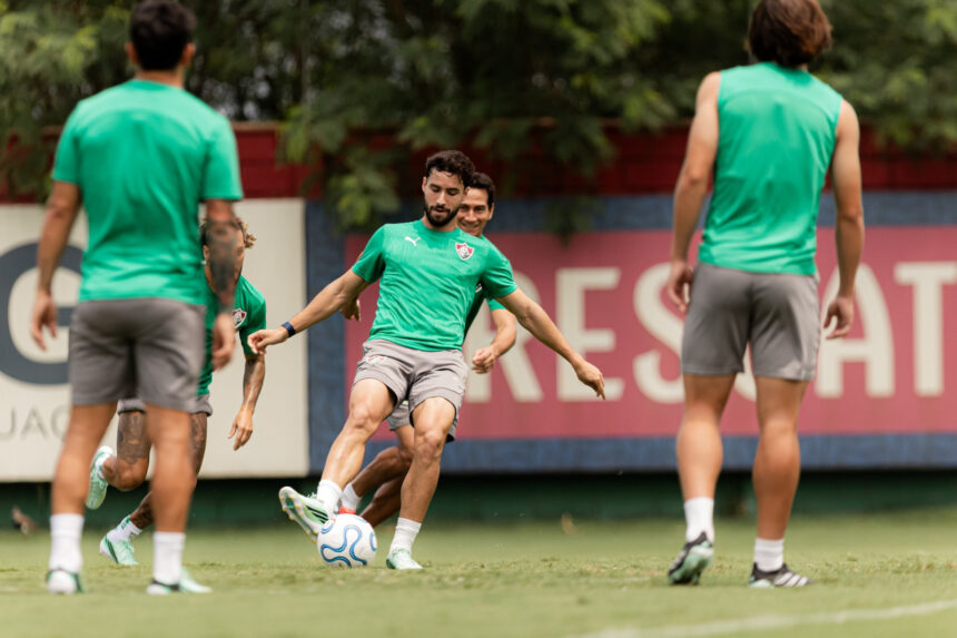 Martinelli treina com bola e acelera recuperação para decisão