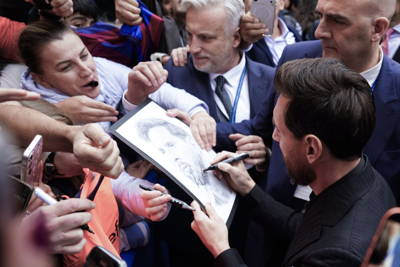 Messi chega a Oviedo e provoca correria de fãs antes do prêmio