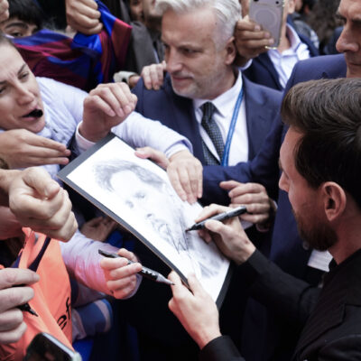 Messi chega a Oviedo e provoca correria de fãs antes do prêmio
