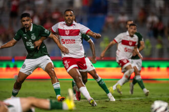 Mikael acumula cinco jogos sem gols e vê rival igualar sua artilharia