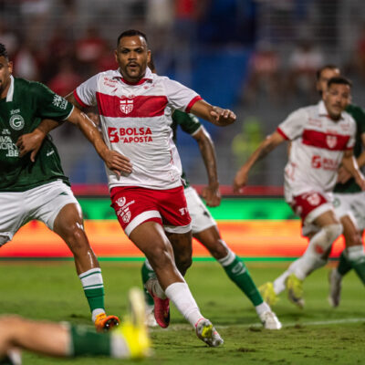 Mikael acumula cinco jogos sem gols e vê rival igualar sua artilharia