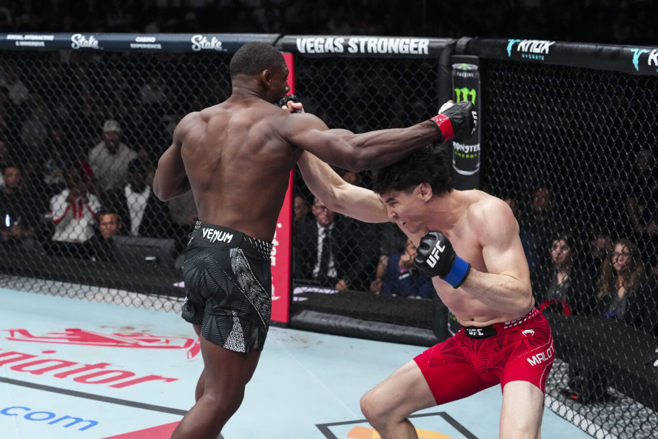 Mike Malott nocauteia Buckley com joelhada e conquista o main event
