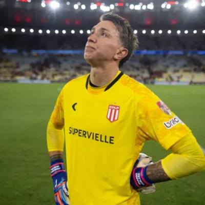Muslera, 40, defende três pênaltis e leva Estudiantes à final