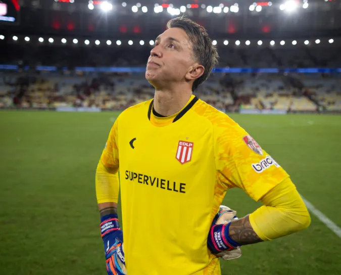 Muslera, 40, defende três pênaltis e leva Estudiantes à final