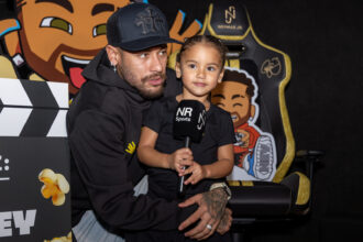 Neymar apresenta Ney Ney em sessão privada para família e amigos