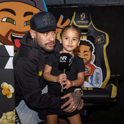 Neymar apresenta Ney Ney em sessão privada para família e amigos