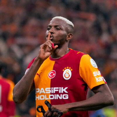 Osimhen decide e mantém Galatasaray na liderança sobre Fenerbahçe