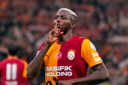 Osimhen decide e mantém Galatasaray na liderança sobre Fenerbahçe