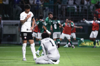 Palmeiras arrasa Corinthians por 4 a 1 e entra em alta para a Libertadores