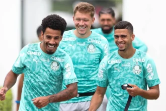Palmeiras testa defesa com quatro zagueiros para decidir 2026
