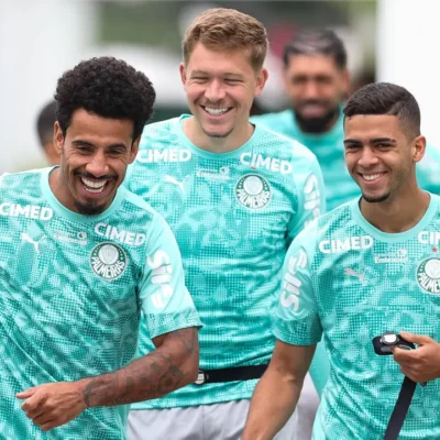 Palmeiras testa defesa com quatro zagueiros para decidir 2026
