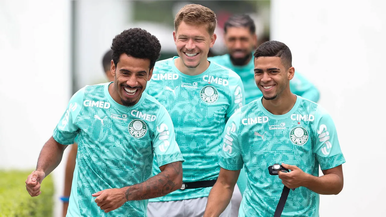 Palmeiras testa defesa com quatro zagueiros para decidir 2026