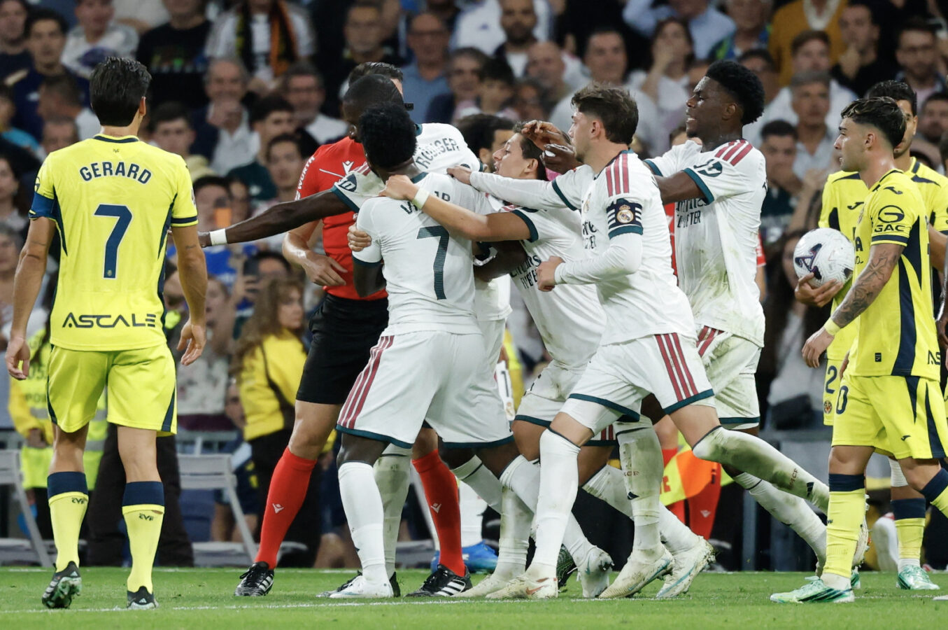 Real Madrid acusa erro de arbitragem após expulsão de Vinícius e gol anulado