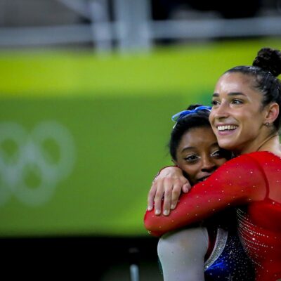 Rebeca Andrade vence salto e sela tricampeonato com apoio de Simone Biles