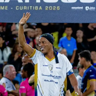 Ronaldinho retorna ao futebol profissional pelo Ravenna em 15/11