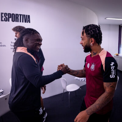 Seedorf assume Corinthians e comanda primeiro treino no CT Joaquim Grava