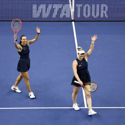 Stefani e Dabrowski garantem vaga na semifinal de Wuhan com 7ª vitória seguida