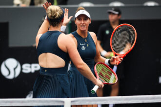Stefani e Dabrowski vencem no tie-break e avançam às semifinais em Tóquio