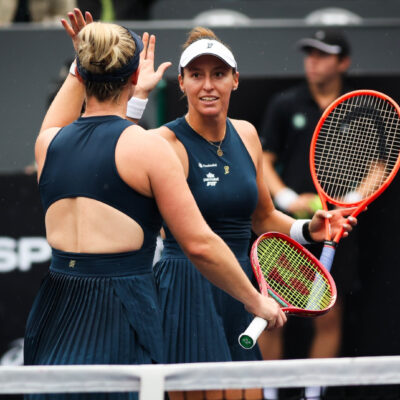 Stefani e Dabrowski vencem no tie-break e avançam às semifinais em Tóquio